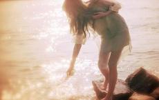 你讲得淡定轻松，我看着乌云飞走