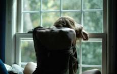 两座巨大的撞岩