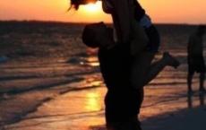 白毛浮绿水,红掌拨清波