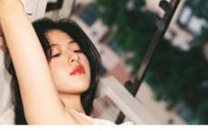 难过了，静静抱着自己