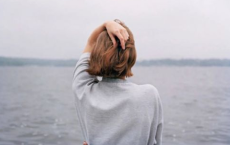 惆怅阶前红牡丹，晚来唯有两枝残全诗的意思_上句下句