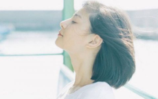 坐看霞色晓，疑是赤城标全诗的意思_上句下句